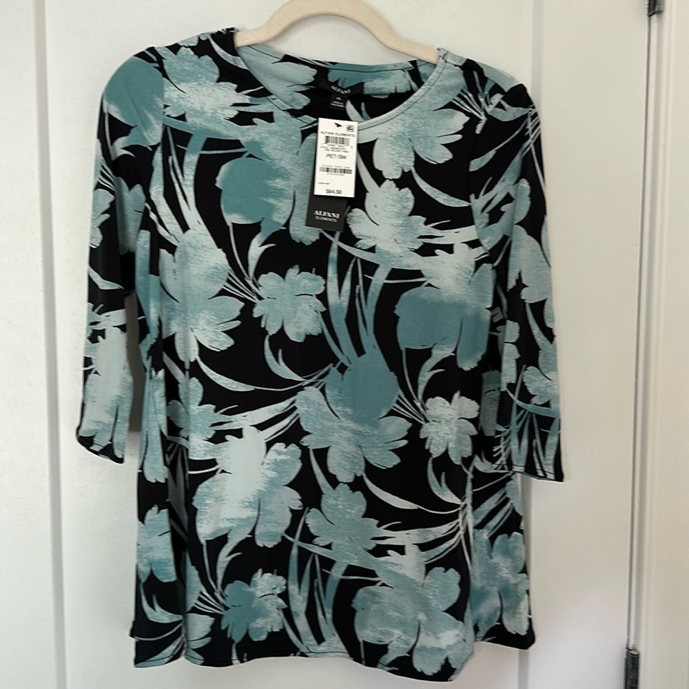 NWT Alfani modern floral top!